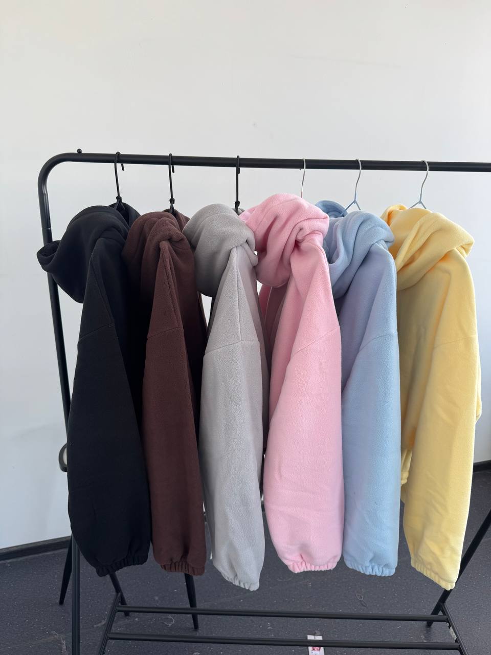 Яскраві затишні флісові костюми oversize кофта на змійці з об’ємними рукавами вільні штани на резинці знизу 1257 — сірий