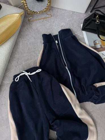 Флісовий костюм з обʼємними штанами та вкороченою кофтою на змійці 1168 купити photo 2025 10 26 23 38 51