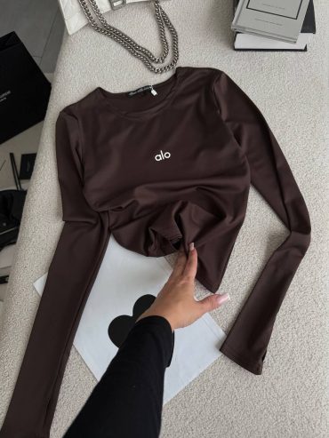 Стильний базовий лонгслів з надписом та вирізом під пальчик мікродайвінг 606 купити photo 2025 10 27 18 50 02 2