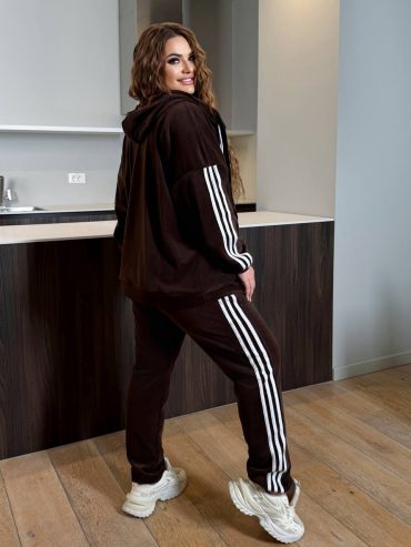 Велюровий спортивний костюм з білими лампасами 1026 купити photo 2026 01 23 14 00 14 2