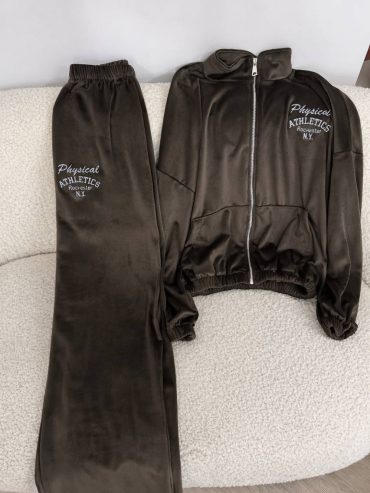 Жіночий велюовий костюм з вишивкою 766 купити photo 2026 01 25 05 21 59