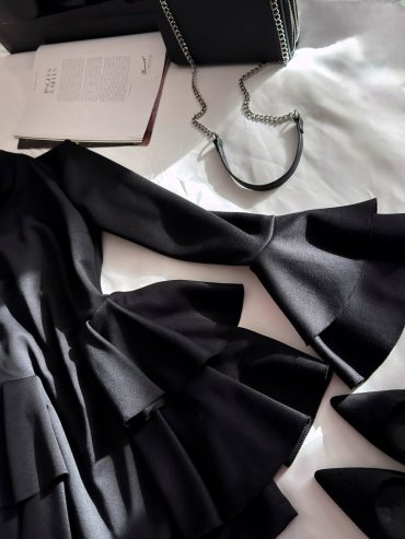 Чорна сукня з вишуканими воланами на рукавах і декоративною баскою 206 купити photo 2026 01 30 12 15 45