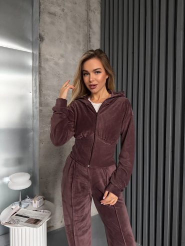 Велюровий костюм вкорочена кофта імітація корсет строчки на штанах 670 купити photo 2026 02 02 11 51 41