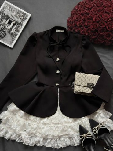 Костюм чорний приталений жакет із баскою акцентна зав’язка-чокер декоративні ґудзики багатоярусна мереживна біла спідниця 299 купити photo 2026 02 03 09 36 18