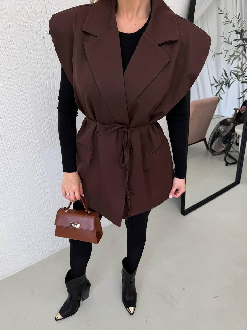 Подовжений жилет з плечиками та поясом на підкладі без рукавів 1724 купити photo 2026 04 09 09 32 24