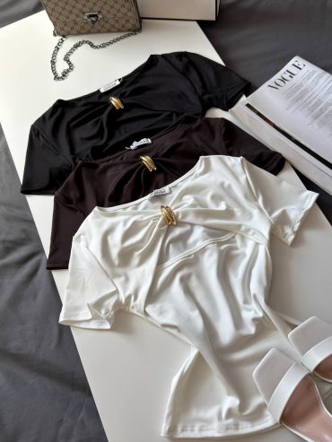 Лаконічний топ із акцентною металевою деталлю спереду мікродайвинг 696 купити photo 2026 04 22 16 19 02